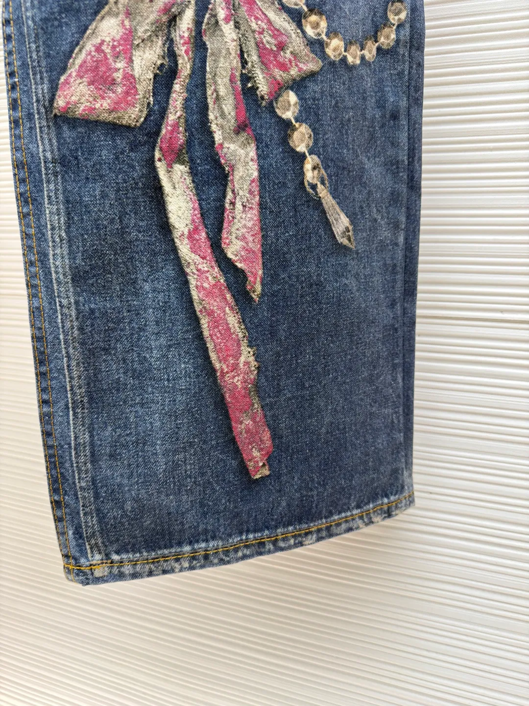 Acne Studios 1981 crystal bow 3D trompe l'oeil bear print jeans ●Original version: 4799 purchase and development ●Item number: 1681621-A80 ●Fabric: denim fabric ●Technology: Printed washed production ●Color: washed blue ●Version: loose fit ●Weight: about 695 grams ●Size: XS-S-M-L-XL-XXL ●Description: These jeans are made of high-density pure cotton denim fabric, which has been treated with a special stonewashing process to show a natural distressed effect and a unique worn texture, while ensuring the stiffness and wear resistance of the fabric. The straight silhouette has a smooth cut and the waistline is designed to fit ergonomics, making it comfortable to wear and allow for freedom of movement. The trousers are decorated with complex bead chains and metal rivets, with exquisite craftsmanship, strong three-dimensional effect and exquisite details. The splicing of the front and back pieces adopts flat-turn open-stitching technology. The stitching is even and neat, and the lines are clear and smooth. The edges of the pockets and trouser legs are reinforced to ensure durability and aesthetics. The hardware accessories have outstanding texture, the zippers are smooth and durable, and the feet are designed with natural curling edges, which not only retains the classic style of denim items, but also incorporates modern design language. From fabric selection, tailoring and production to detail processing, they all reflect the ultimate pursuit of quality and craftsmanship. They are suitable for various occasions and show a fashion attitude that coexists elegance and practicality. The overall wiring is straight and delicate, the fabric is comfortable and soft, and the color is consistent without color difference. It can be matched with the same style to create a fashionable look and control various occasions. Customized accessories, complete with three standards, same style for men and women!